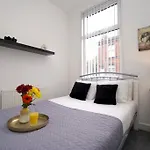 Gordon House - Fully Furnished, Tvs In All Rooms, Free Parking, Netflix, Walk To City Centre