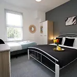 Gordon House - Fully Furnished, Tvs In All Rooms, Free Parking, Netflix, Walk To City Centre
