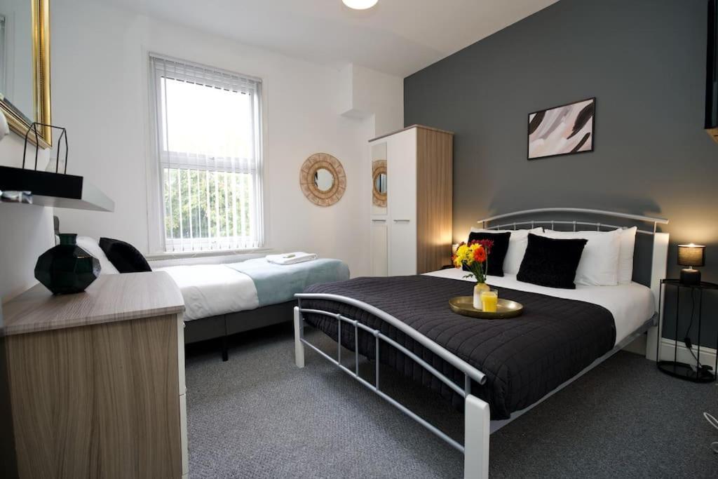 Gordon House - Fully Furnished, Tvs In Rooms, Free Parking, Netflix, Walk To Centre Coventry