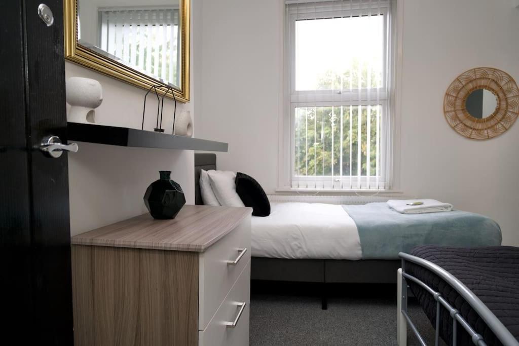 Holiday home Gordon House - Fully Furnished, Tvs In Rooms, Free Parking, Netflix, Walk To Centre Coventry