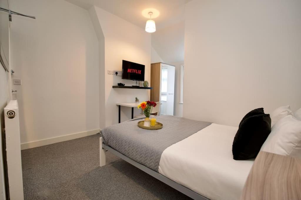 Gordon House - Fully Furnished, Tvs In Rooms, Free Parking, Netflix, Walk To Centre Coventry