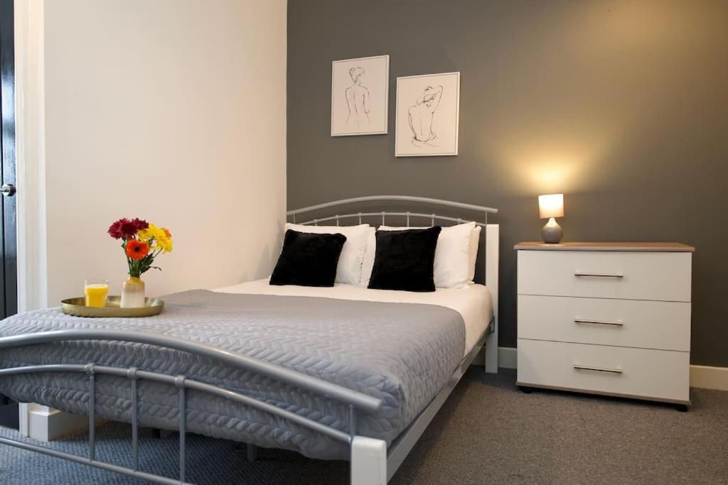 Holiday home Gordon House - Fully Furnished, Tvs In Rooms, Free Parking, Netflix, Walk To Centre *