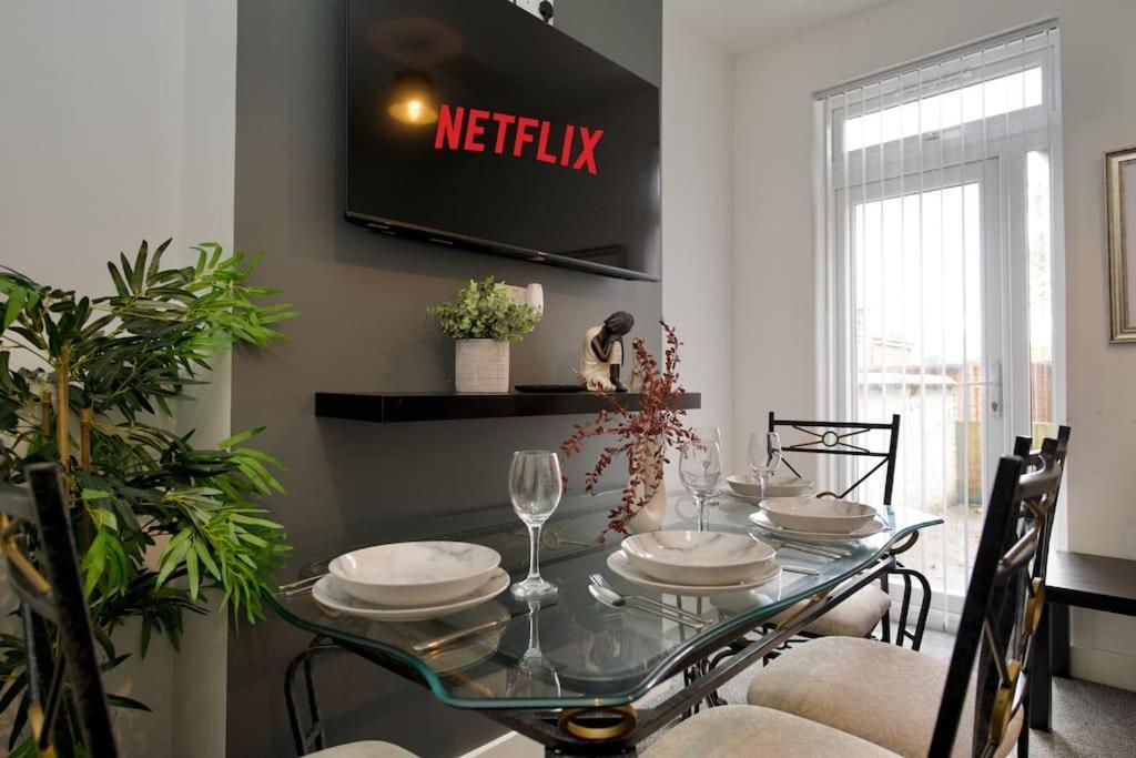 Gordon House - Fully Furnished, Tvs In Rooms, Free Parking, Netflix, Walk To Centre Holiday home *