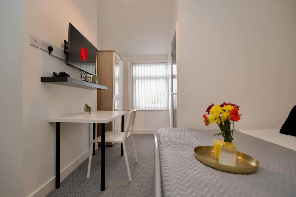 Gordon House - Fully Furnished, Tvs In Rooms, Free Parking, Netflix, Walk To Centre *