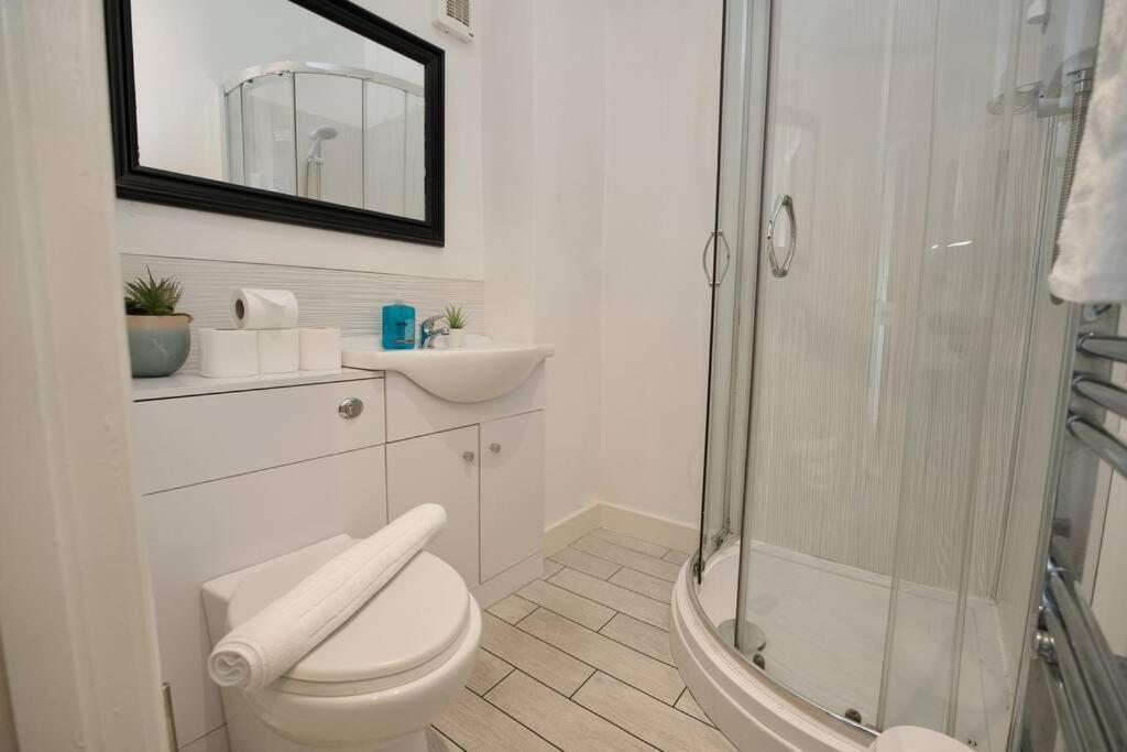 Gordon House - Fully Furnished, Tvs In Rooms, Free Parking, Netflix, Walk To Centre Holiday home *