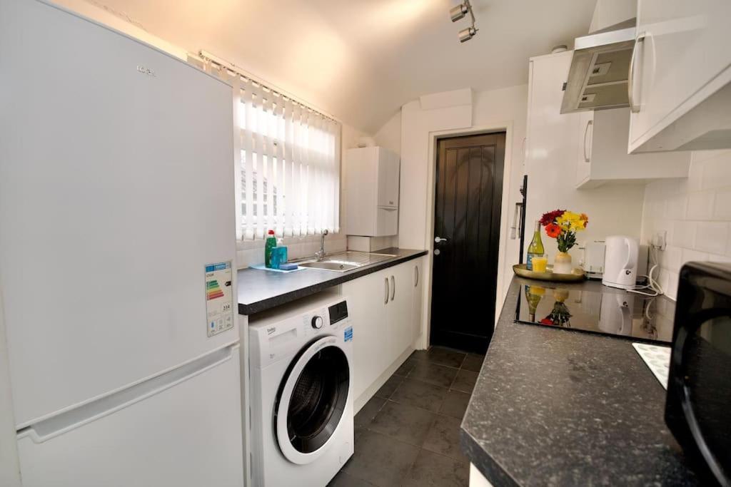 Gordon House - Fully Furnished, Tvs In Rooms, Free Parking, Netflix, Walk To Centre Holiday home