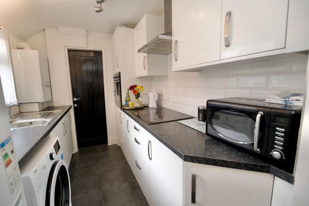 Gordon House - Fully Furnished, Tvs In Rooms, Free Parking, Netflix, Walk To Centre
